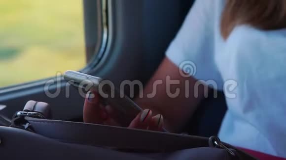 少女在火车特写镜头中的电话滚动视频的预览图