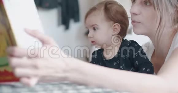 妈妈在家教她的女婴视频的预览图