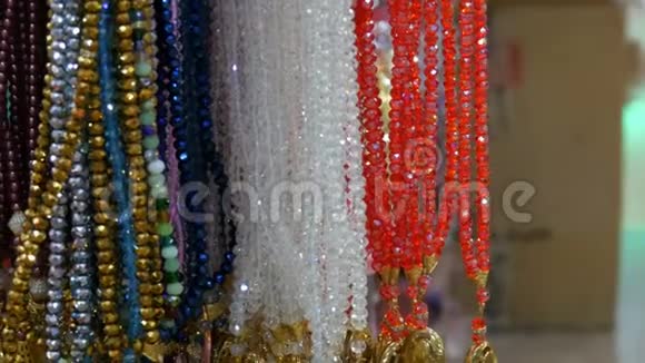 来自各种天然石头的多色珠子挂在伊斯坦布尔的珠宝店里五颜六色的珠子项链时尚视频的预览图