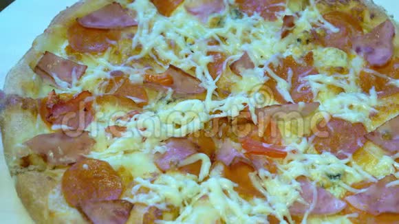一位女士从餐桌上拿出一块热熟的披萨视频的预览图