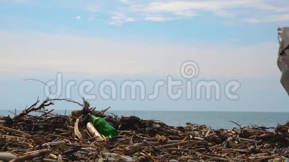 一名年轻妇女自愿清理海岸地区的碎片环境保护与责任生态与地球日视频的预览图