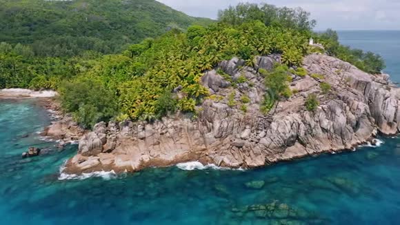 在塞舌尔的马河岛上用珊瑚礁和蓝色海水飞越异国热带丛林岛屿视频的预览图