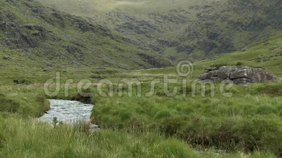 溪流向陡峭的草甸视频的预览图