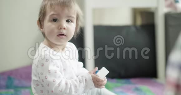 漂亮的宝宝在玩她的玩具视频的预览图