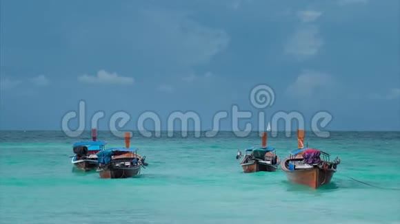 四艘长尾船在蓝色的波浪中摆动白帆船在地平线上泰国岛视频的预览图