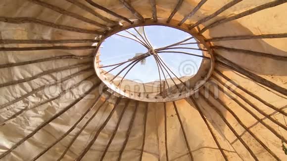 帆布帐篷内天窗的低角度视角视频的预览图