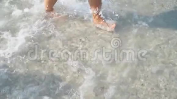 女性的腿在浅海上行走视频的预览图