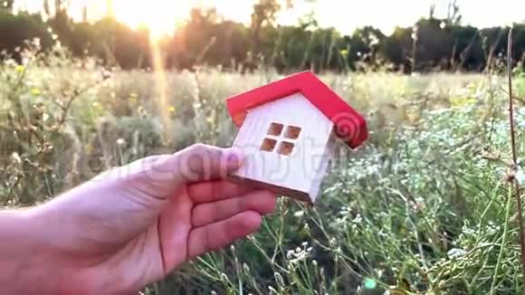 一个人手里拿着房子买卖房地产估价房屋概念生活方式梦想视频的预览图