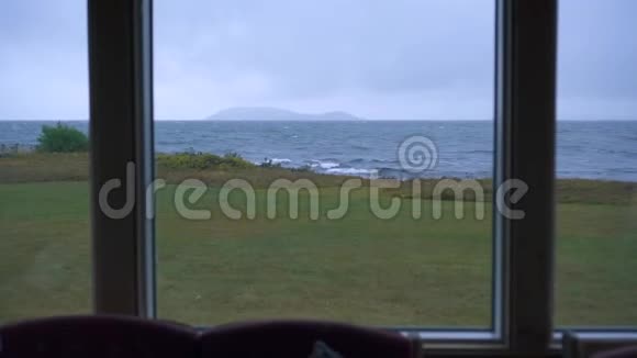 湖上波涛凄切的窗景雨天视频的预览图