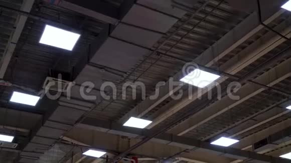 大型商场天花板上悬挂暖通空调系统和灯具的长管视频的预览图
