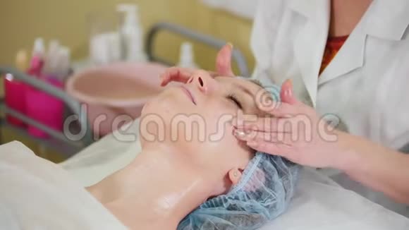 美容诊所面部按摩治疗按摩脸颊视频的预览图
