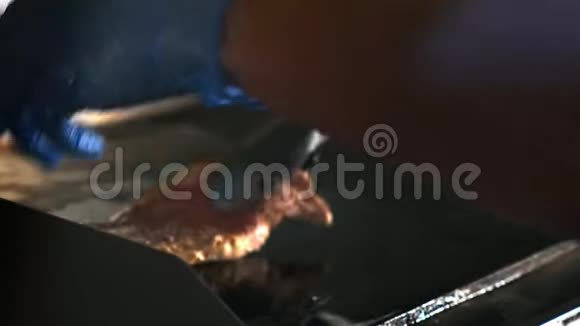 一名厨师的特写镜头把猪肉摊开视频的预览图
