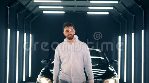 一个在车库里拿着牛车的快乐男人视频的预览图