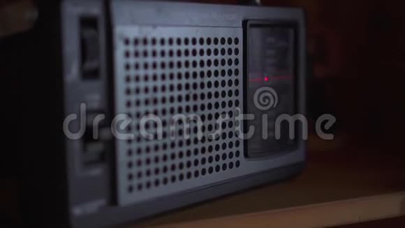 木架上的老式收音机特写选择性聚焦视频的预览图