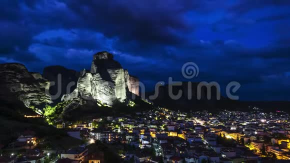 希腊塞萨里的Meteora岩石和Kalambaka和Kastraki村的夜景视频的预览图