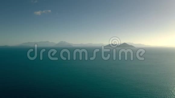 希腊爱奥尼亚海和泛帆船的高空飞行镜头视频的预览图