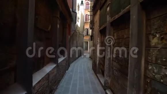 相机沿着狭窄的街道移动旧的威尼斯房子视频的预览图