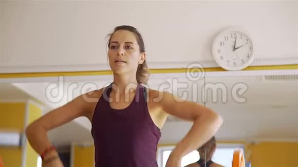 健身女子在健身房与芭比乐锻炼视频的预览图