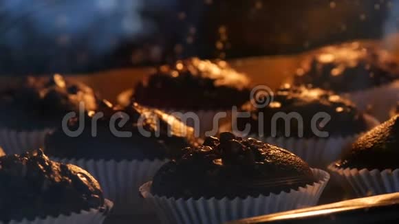 纸模中的美味巧克力松饼在烤箱里烤得很近视频的预览图
