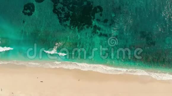在沙质海岸的海面上波涛汹涌的时候可以看到一片美丽的无人机景视频的预览图