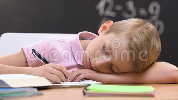 课上睡在桌子上的学生很累受教育很累工作过度视频的预览图