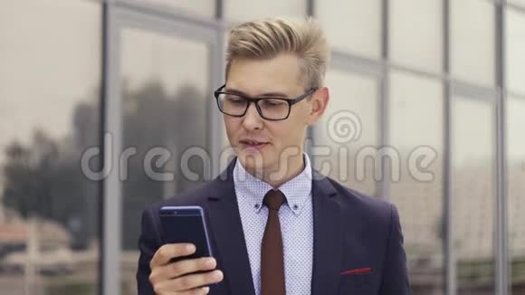 失望的商人有不愉快的在线视频聊天男性表达他的愤怒愤怒的人用智能手机视频的预览图