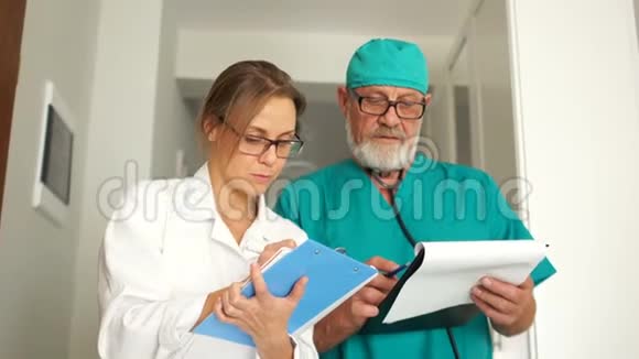 一男一女两位医生正在讨论病人的诊断和治疗方案视频的预览图