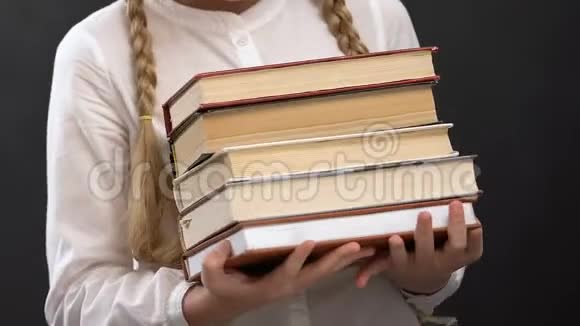 戴眼镜的女生拿着书对着黑板教育极客视频的预览图