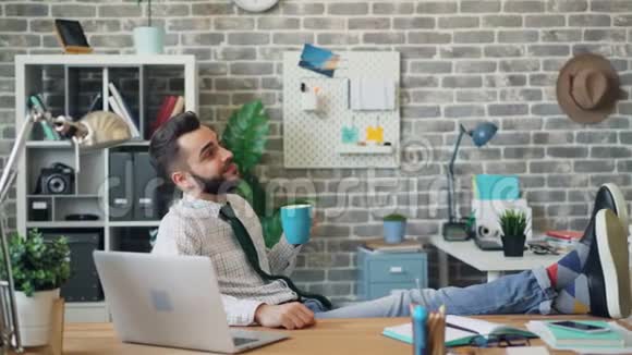 微笑的上班族在工作休息时喝咖啡放松视频的预览图