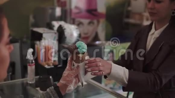 在市场摊位买冰淇淋的女人视频的预览图