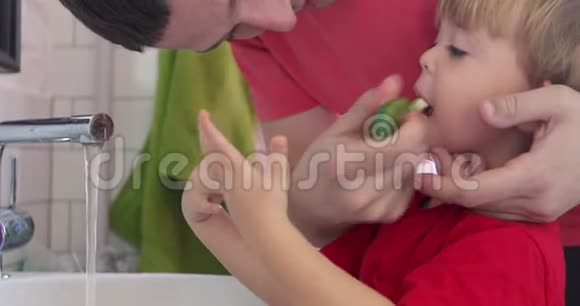 父亲刷牙儿子视频的预览图