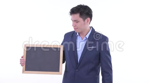 快乐的年轻亚洲商人拿着黑板竖起大拇指视频的预览图