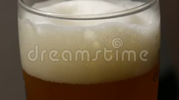 在靠近视野的啤酒杯中加入啤酒泡沫视频的预览图