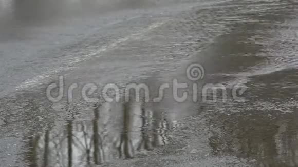 道路上的水道路被河流和危险路标淹没视频的预览图