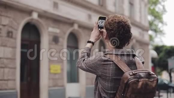 一个戴眼镜的家伙在欧洲旅行时用他的相机手机拍照游客用相机拍照视频的预览图