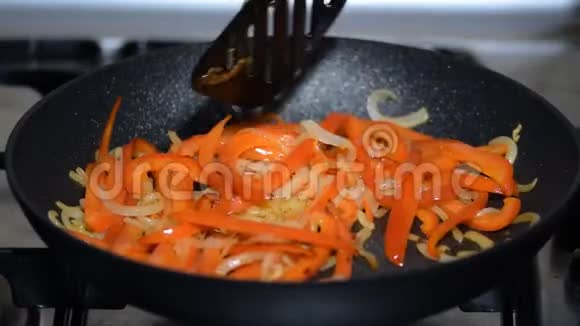 蔬菜在锅里炒视频的预览图