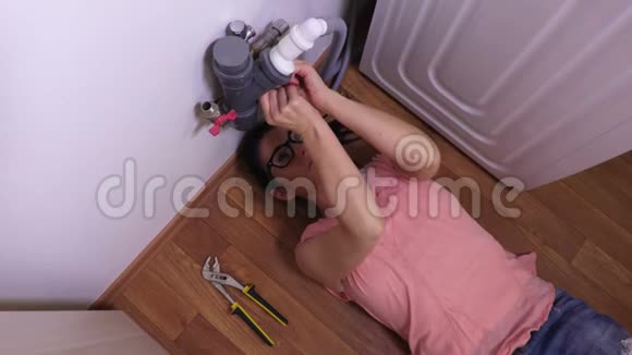 女人开始安装厨房水槽视频的预览图