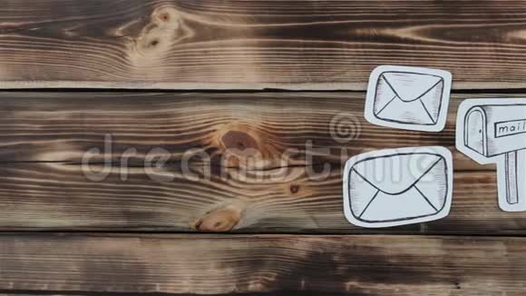 信箱和四封木制信件视频的预览图