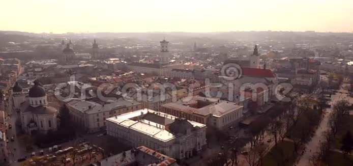 飞越美丽的利沃夫街道俯瞰美景视频的预览图