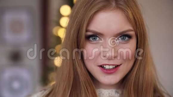 漂亮的红发女人化妆在镜头前吹气亲吻微笑迷人视频的预览图