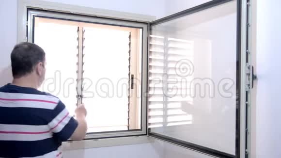 如何关闭以色列公寓加固室的窗户视频的预览图
