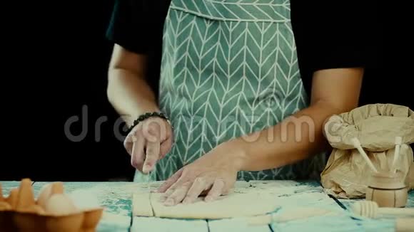 制作自制面食的特写过程厨师用刀切新鲜面团为意大利传统面食薄丝带意大利视频的预览图