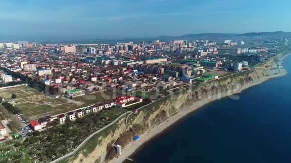 俄罗斯沿海小镇在山区阿纳帕在晴天有海景的山滨空中镜头视频的预览图