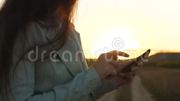 女孩智能手机的手指触摸屏特写镜头女人手握着智能手机和浏览器网站以及电子邮件视频的预览图