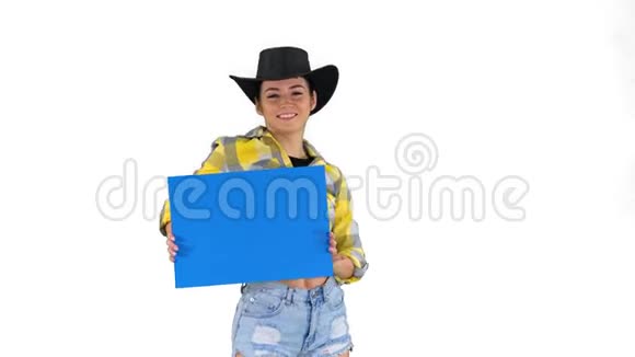 微笑着漂亮的牛仔女孩拿着空板在白色背景上跳舞视频的预览图