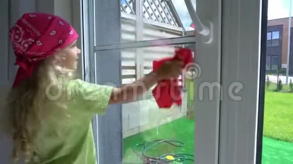 小女孩在家洗窗户万向节运动视频的预览图