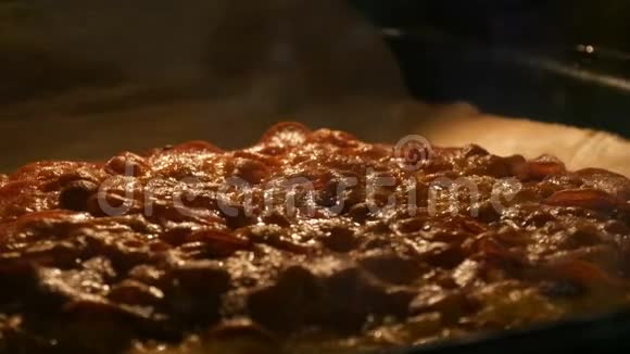 披萨上的奶酪因烤箱热而融化意大利披萨意大利香肠和奶酪在烤箱中烤得很近视频的预览图
