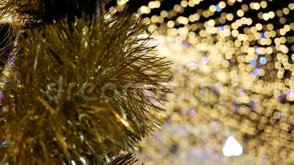 在背景灯光花环圣诞树上的柱子上贴瓷砖复制空间视频的预览图