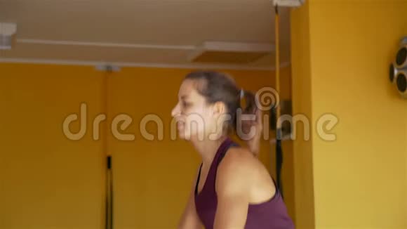 健身妇女在健身房里用芭比娃娃锻炼身体视频的预览图