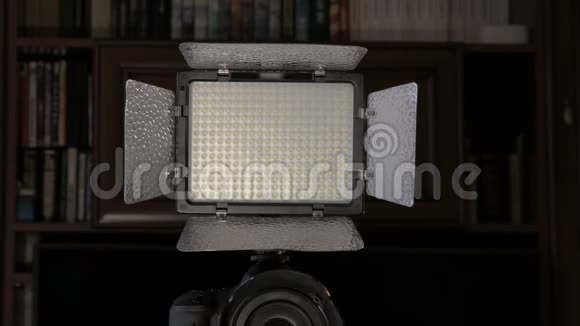 启用和禁用安装在摄像机上的led照明装置拍摄内部的照明设备DSLR录像视频的预览图